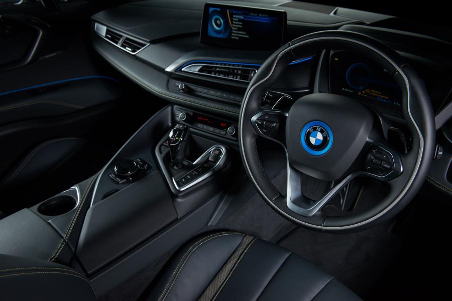 Интерьер BMW i8 Frozen Yellow Edition (I12) 2017 года  (SG) (фото 7 из 7)